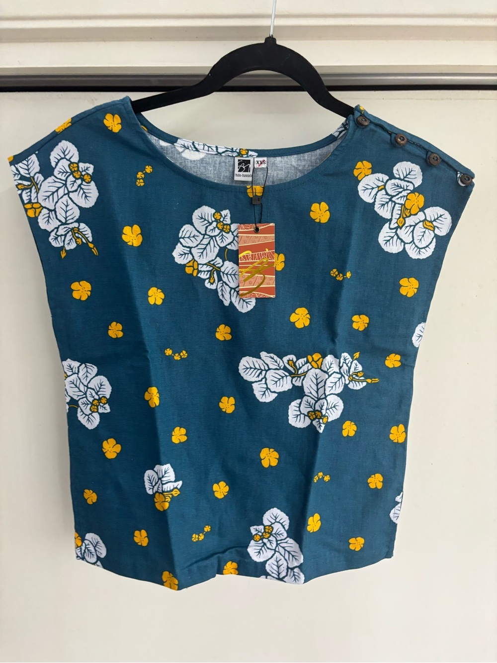 Women’s Sig Zane Button-Shoulder Top